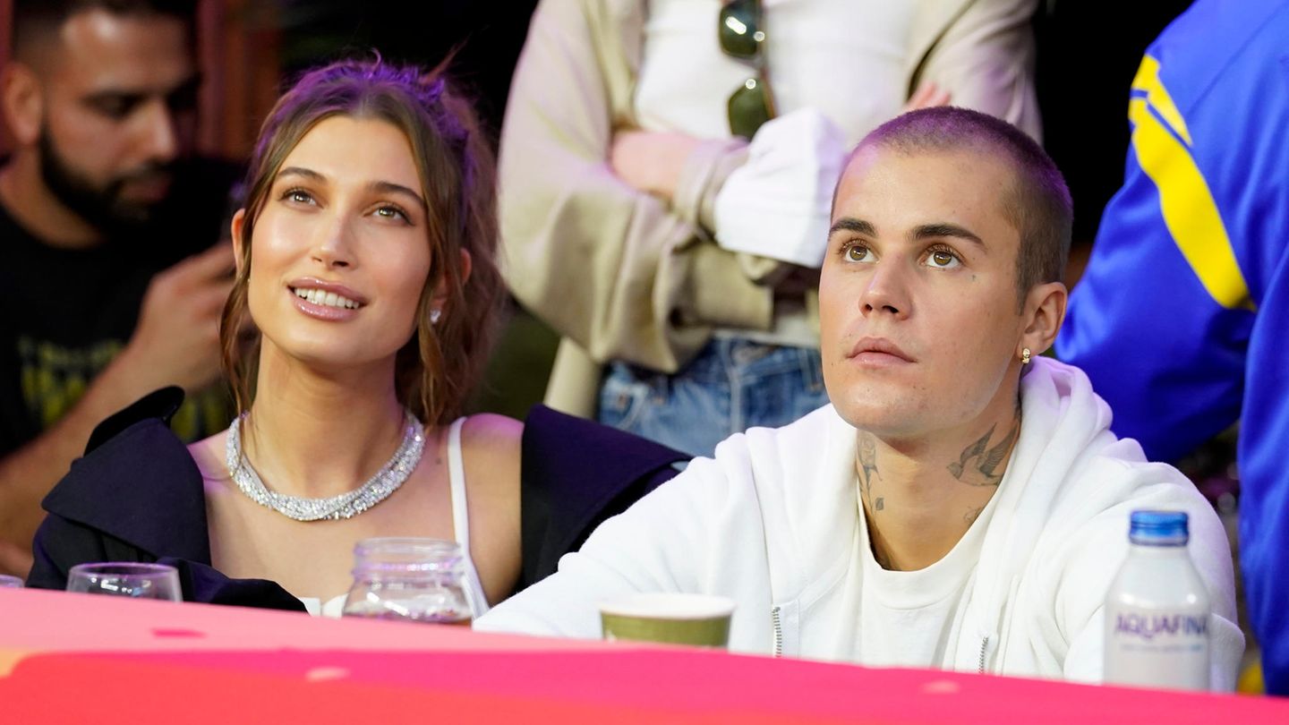Im Stadion in Inglewood: Justin Bieber und seine Frau Hailey schauen gebannt während der Halbzeit auf die Großbild-Displays unter der Stadiondecke.