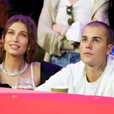 Im Stadion in Inglewood: Justin Bieber und seine Frau Hailey schauen gebannt während der Halbzeit auf die Großbild-Displays unter der Stadiondecke.