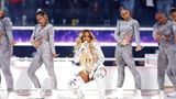 Ganz in silber: R&B-Sängerin Mary J. Blige sing zuerst "Family Affair"...