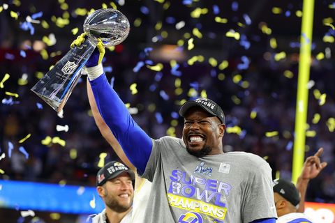 Von Miller reckt nach dem Super-Bowl-Sieg die Vince Lombari Trophy in den Himmel