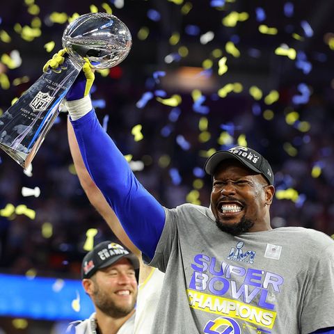 Von Miller reckt nach dem Super-Bowl-Sieg die Vince Lombari Trophy in den Himmel
