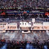 Halbzeit in Ingelwood: Als Bühne ist im Stadion eine Art kleine Stadt mit komplett weißen Häusern, Läden und schicken Autos davor aufgebaut.