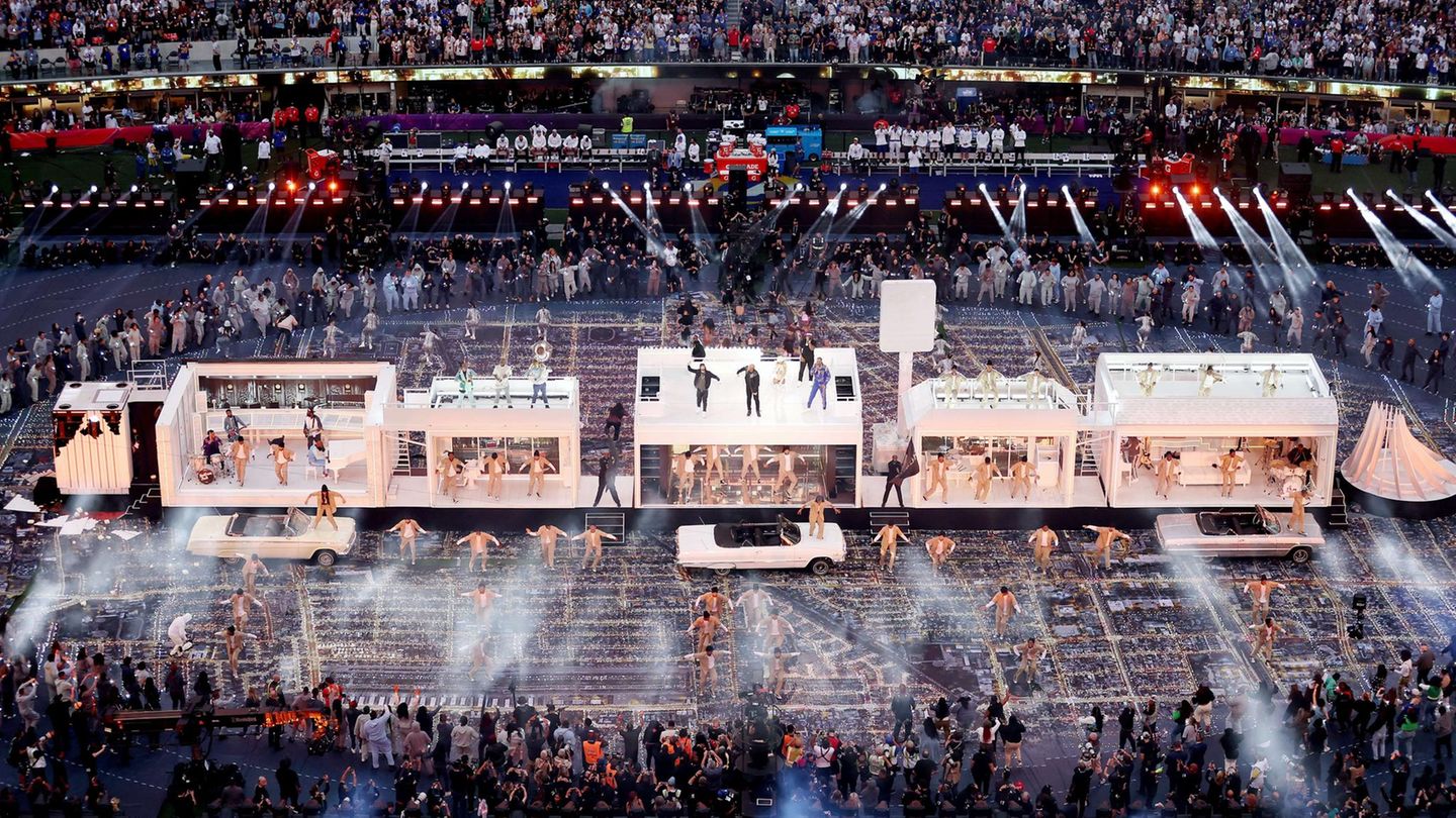 NFL-Finale: Halbzeit in Ingelwood: Als Bühne ist im Stadion eine Art kleine Stadt mit komplett weißen Häusern, Läden und schicken Autos davor aufgebaut. Halbzeit in Ingelwood: Als Bühne ist im Stadion eine Art kleine Stadt mit komplett weißen Häusern, Läden und schicken Autos davor aufgebaut.