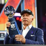 Stan Kroenke, der Besitzer der Los Angeles Rams mit der Vince Lombardi trophy nach dem Sieg seines Clubs gegen die Cincinnati Bengals.