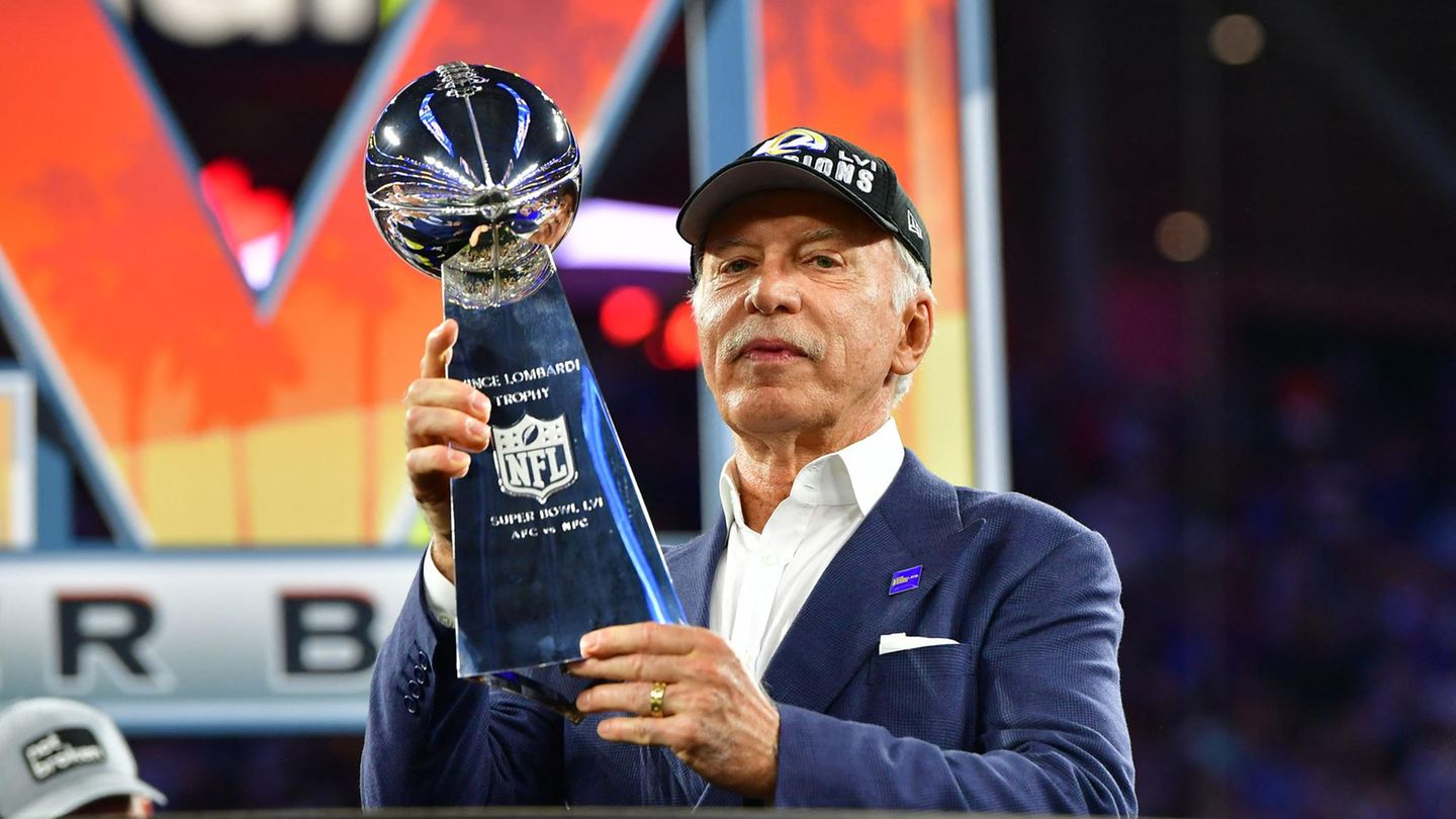 Stan Kroenke, der Besitzer der Los Angeles Rams mit der Vince Lombardi trophy nach dem Sieg seines Clubs gegen die Cincinnati Bengals.