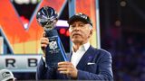 Stan Kroenke, der Besitzer der Los Angeles Rams mit der Vince Lombardi trophy nach dem Sieg seines Clubs gegen die Cincinnati Bengals.