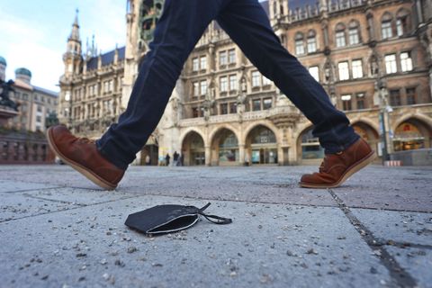 Corona Lockerungen: An Mann geht an einer Maske vorbei