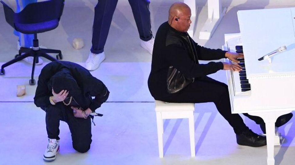 Super Bowl: Rap-Legenden liefern wilde Halbzeit-Show – Eminem setzt Zeichen gegen Rassismus
