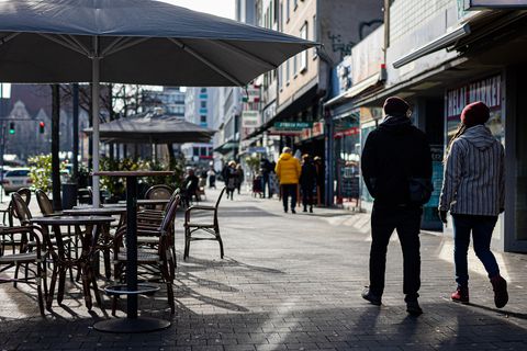 Corona: Passanten gehen im Licht der Wintersonne durch die Braunschweiger Innenstadt.