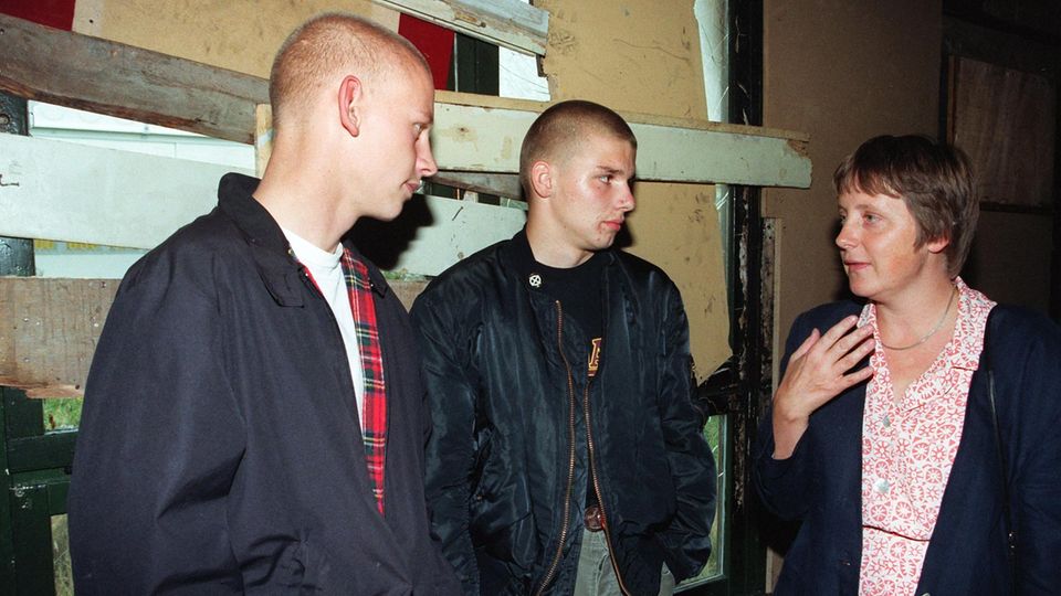 Angela Merkel 1992 im Gespräch mit jungen Rechtsradikalen