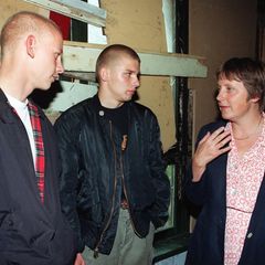 Angela Merkel 1992 im Gespräch mit jungen Rechtsradikalen