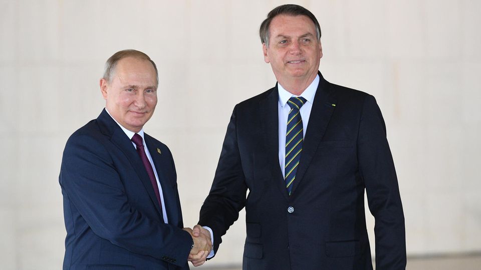 Bolsonaro und Putin geben sich die Hand für Fotografen