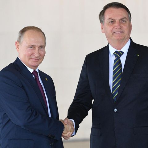 Bolsonaro und Putin geben sich die Hand für Fotografen