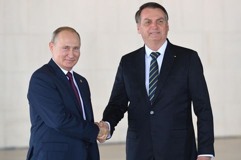 Bolsonaro und Putin geben sich die Hand für Fotografen
