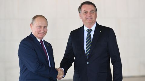 Bolsonaro und Putin geben sich die Hand für Fotografen