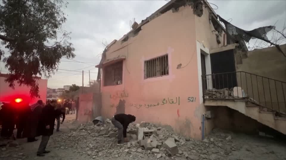 Video: Westjordanland: Israelisches Militär zerstört Haus eines Palästinensers Video: Westjordanland: Israelisches Militär zerstört Haus eines Palästinensers