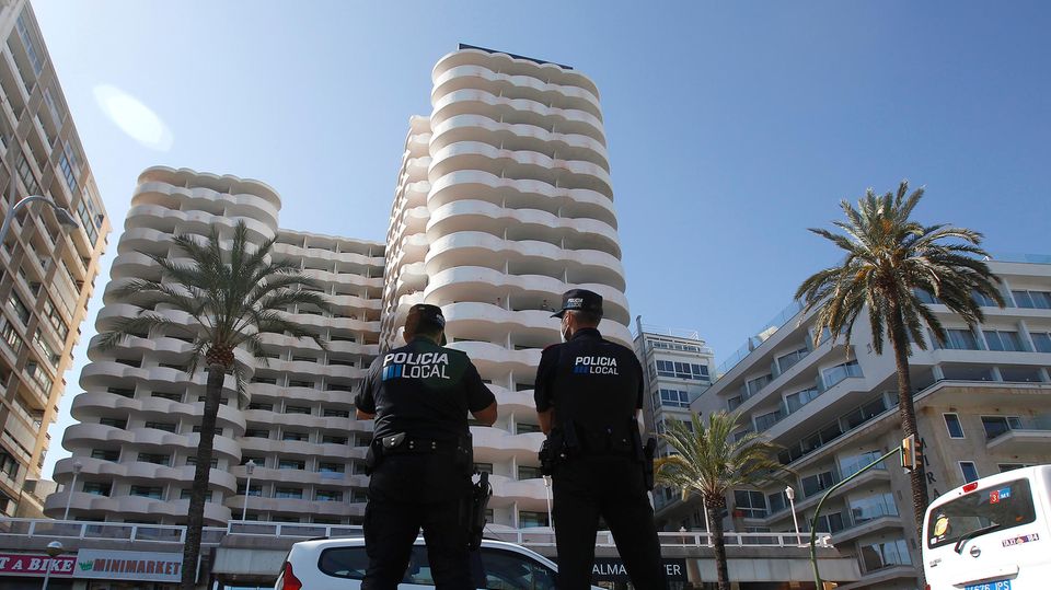 Der Stopp für Ferienunterkünfte und Hotels soll auf den vier Balearen-Inseln Ibiza, Menorca, Formentera und Mallorca. Im Bild ein Hotel in Palma aus dem Sommer 2021, als hier 200 Schüler in Corona-Zwangsquarantäne untergebracht waren.