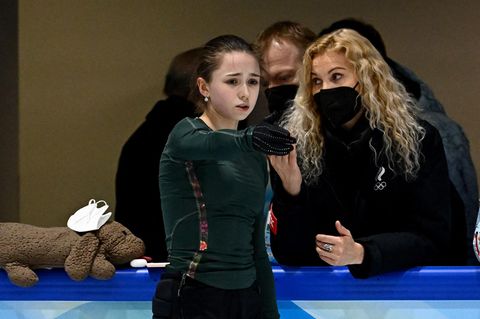 Eteri Tutberidse (r.) mit ihrem Schützling Kamila Walijewa in Peking