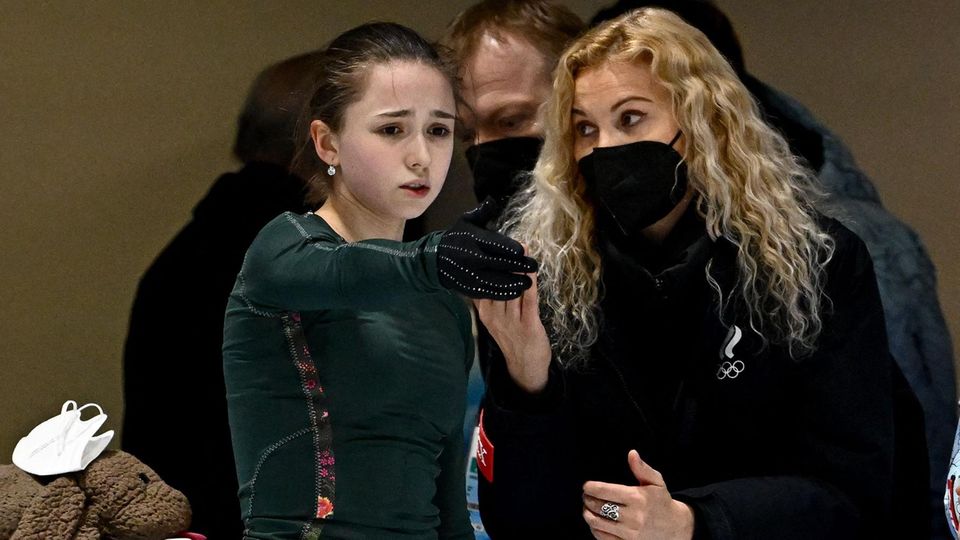 Eteri Tutberidse (r.) mit ihrem Schützling Kamila Walijewa in Peking