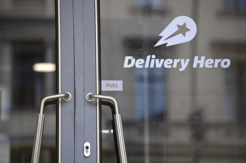 Das Logo von Delivery Hero an der Tür der Zentrale
