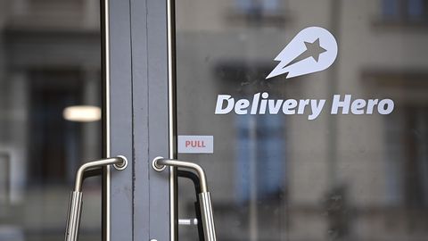 Das Logo von Delivery Hero an der Tür der Zentrale