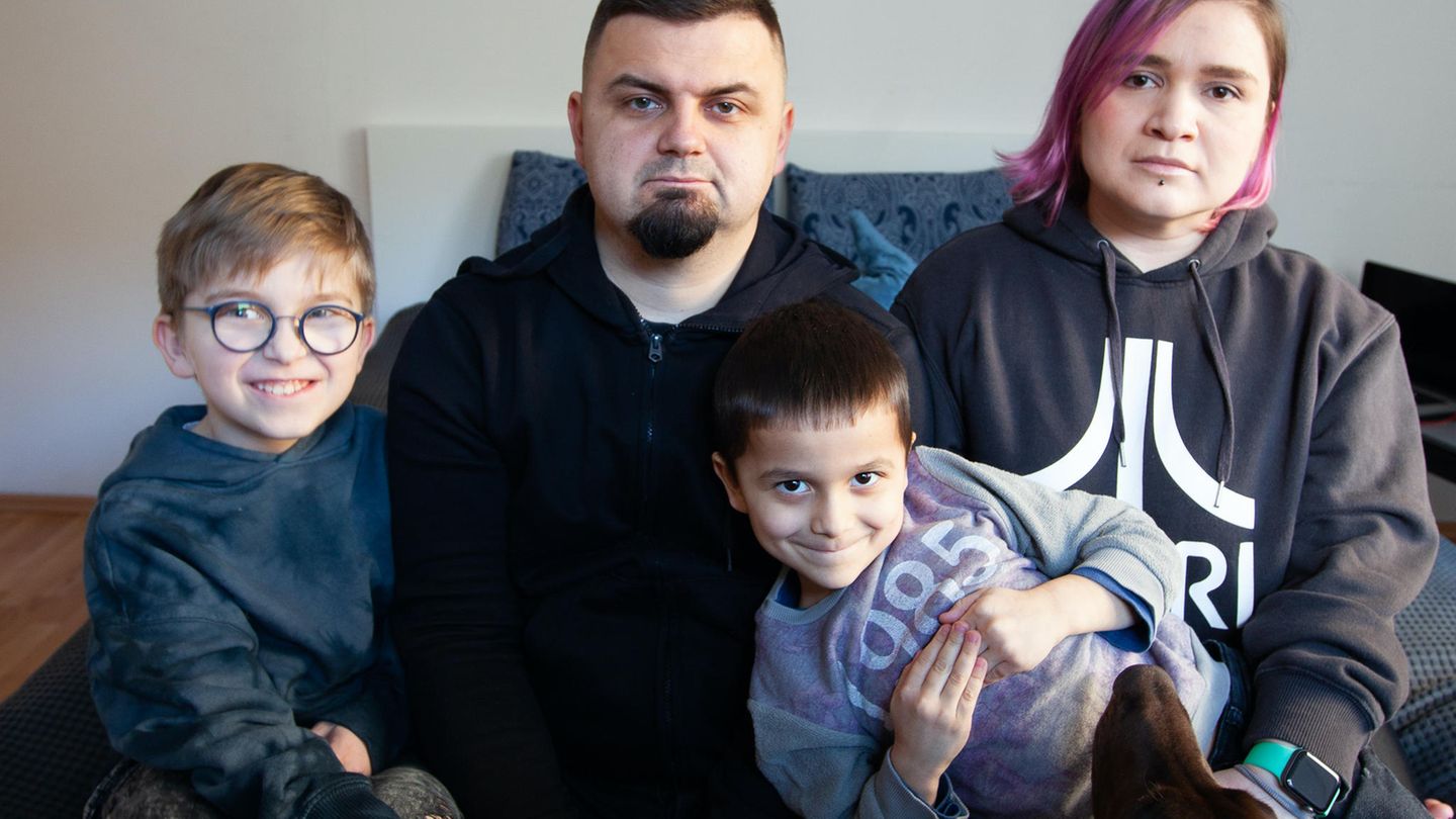 Eine ukrainisch-russiche Familie auf dem Sofa
