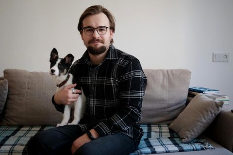 Petro Sabat mit seinem kleinen Hund auf dem Schoß