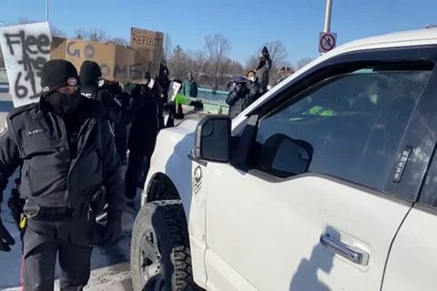 Corona-Proteste: Polizei räumt von Truckern besetzte Brücke in Kanada