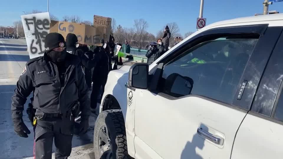 Corona-Proteste: Polizei räumt von Truckern besetzte Brücke in Kanada