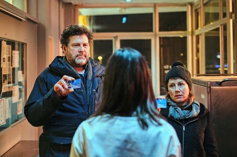 Friedemann Berg (Hans-Jochen Wagner) und Franziska Tobler (Eva Löbau) hegen den Verdacht, dass die gerade erst aus dem Gefängnis entlassene Sara Manzer (Johanna Wokalek) in einen Mordfall verwickelt ist.