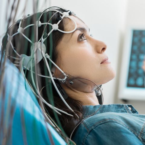 Schlauer durch Laufen: Bei einer Frau werden die Hirnströme mittels EEG gemessen