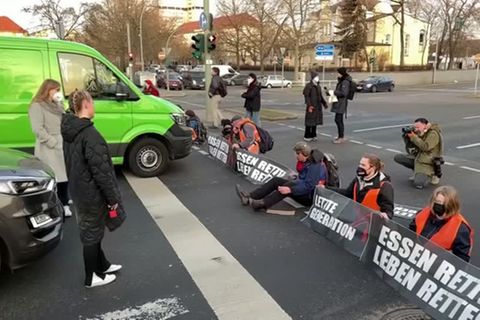 Protest gegen Lebensmittelverschwendung: Mit Wattestäbchen und Öl: Polizisten lösen festgeklebte Aktivisten von Berliner Stadtautobahn