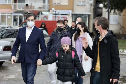 Nord-Mazedoniens Präsident Stevo Pendarovski begleitet Mädchen mit Down-Syndrom