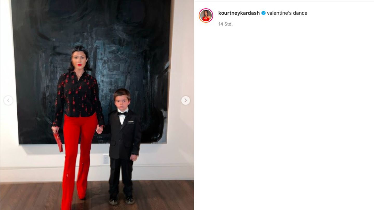 Ähnlich wie Cathy Hummels verbringt auch Kourtney Kardashian den Valentinstag anscheinend am liebsten mit ihrem Sohn. Perfekt gestylt sind die beiden für den Tag der Liebe auf jeden Fall.