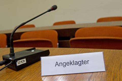 Ein Schild mit der Aufschrift "Angeklagter" im Verhandlungssaal des Landgerichts München II in Bayern (Archivbild)