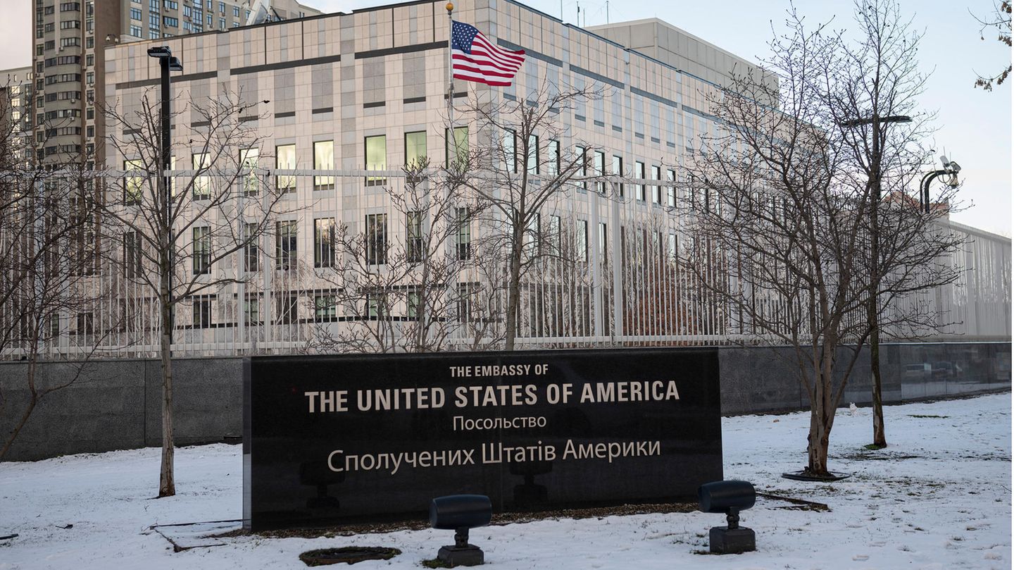 Ukraine crisis: USA moves embassy shops from Kiev to Lviv