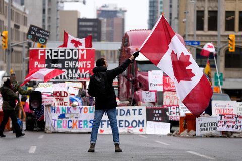 Ein Demonstrant schwenkt bei einem Anti-Corona-Protest in Ottawa eine kanadische Flagge