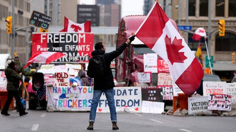 Ein Demonstrant schwenkt bei einem Anti-Corona-Protest in Ottawa eine kanadische Flagge