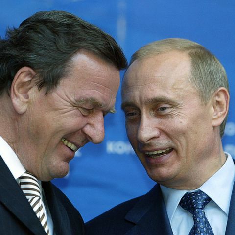 Altkanzler Gerhard Schröder (l.) und Russlands Präsident Wladimir Putin