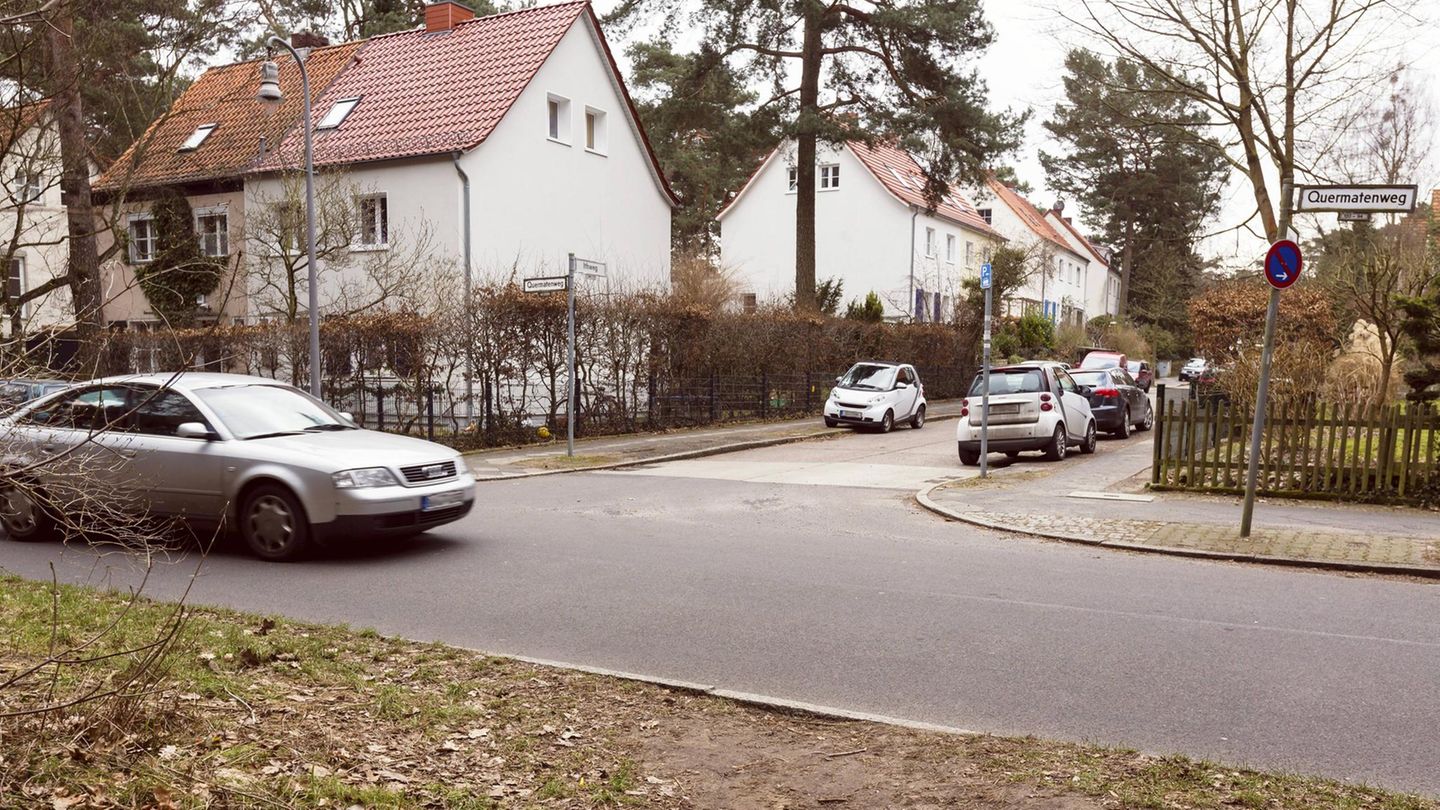 An der Straße Quermatenweg, Ecke Ithweg in Berlin-Zehlendorf wurde Peter Lorenz entführt