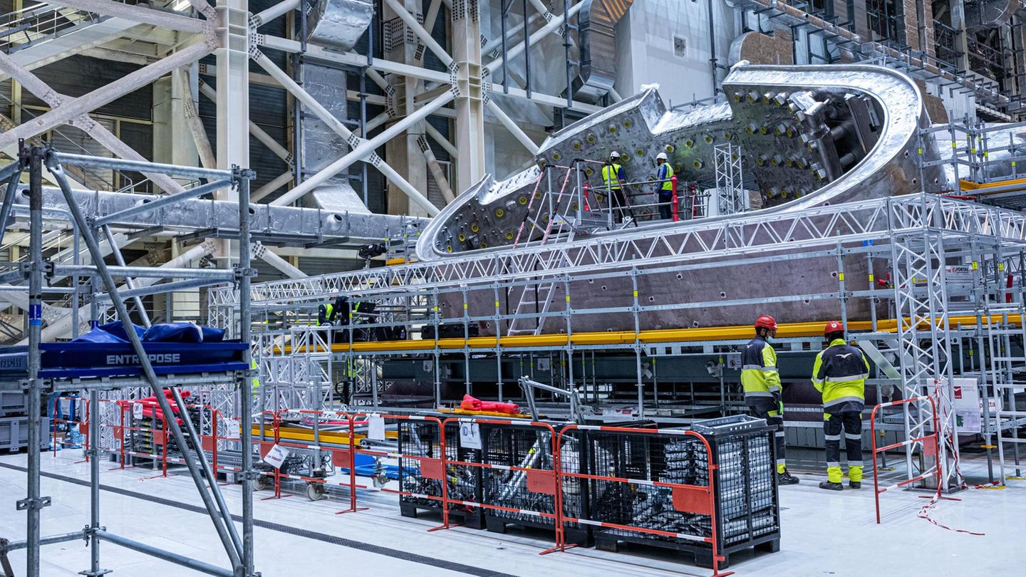 Ein Teil des stählernen Vakuum-Behälters in einer Donut-Form