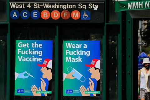 Auf Plakaten wirbt die Gesundheitsbehörde in New York fürs Impfen und Masketragen