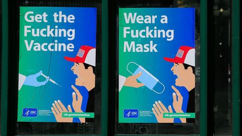 Auf Plakaten wirbt die Gesundheitsbehörde in New York fürs Impfen und Masketragen