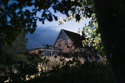 Ein Backsteinhaus in der Dämmerung