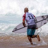 Der 50-jährige Ausnahme-Surfer ist längst eine Legende. Erst vor wenigen Tagen siegte er beim Auftakt der Champions League der Surfer am berühmten hawaiianischen Surf Break Pipeline. Es war sein achter Triumph am North Shore der Insel Oahu. Slater hat damit gute Chancen, zum zwölften Mal den WM-Titel zu holen. Zugleich hat er sich in der Öffentlichkeit als Impfskeptiker positioniert und lässt die Welt über seinen Impfstatus im Unklaren. Da im April und Mai zwei wichtige Wettbewerbe in Australien stattfinden, zu denen er ungeimpft vermutlich nicht einreisen darf, kann es sein, dass Slater seine Impfverweigerung den Titel kostet.