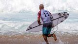 Der 50-jährige Ausnahme-Surfer ist längst eine Legende. Erst vor wenigen Tagen siegte er beim Auftakt der Champions League der Surfer am berühmten hawaiianischen Surf Break Pipeline. Es war sein achter Triumph am North Shore der Insel Oahu. Slater hat damit gute Chancen, zum zwölften Mal den WM-Titel zu holen. Zugleich hat er sich in der Öffentlichkeit als Impfskeptiker positioniert und lässt die Welt über seinen Impfstatus im Unklaren. Da im April und Mai zwei wichtige Wettbewerbe in Australien stattfinden, zu denen er ungeimpft vermutlich nicht einreisen darf, kann es sein, dass Slater seine Impfverweigerung den Titel kostet.