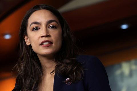 Alexandria Ocasio-Cortez mit einer US-Flagge