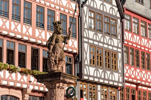 Statue vor dem Frankfurter Römer. Im Rathaus gab es zuletzt Streit um die Ächtung von M-Wort und N-Wort.