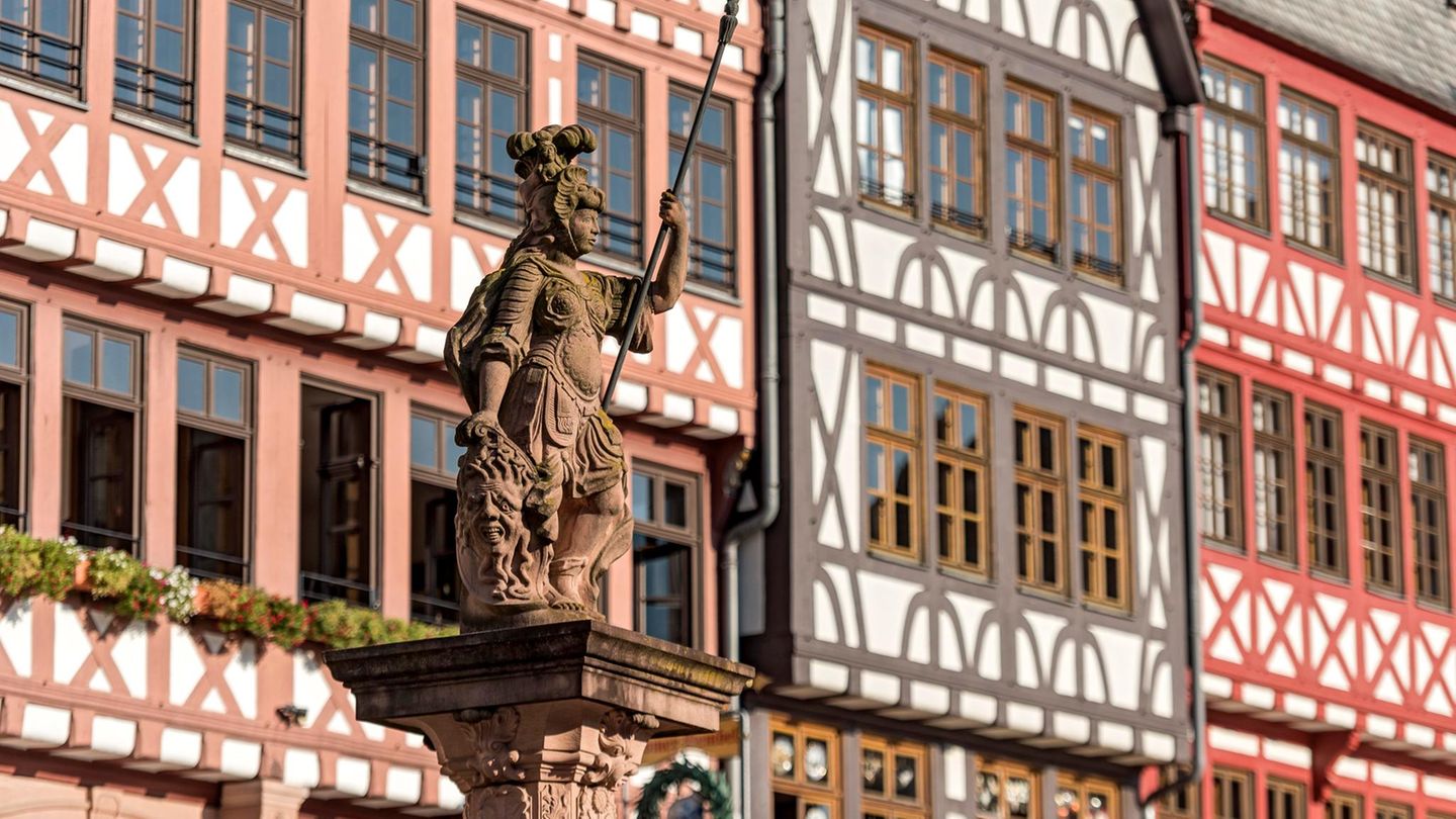 Statue vor dem Frankfurter Römer. Im Rathaus gab es zuletzt Streit um die Ächtung von M-Wort und N-Wort.