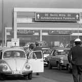 Polizeibeamte durchsuchen Autos auf der Autobahn am Kontrollpunkt Dreilinden